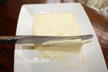 Bıçak tereyağı kesiyor