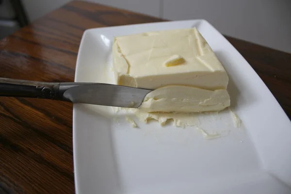 Couteau coupe le beurre — Photo