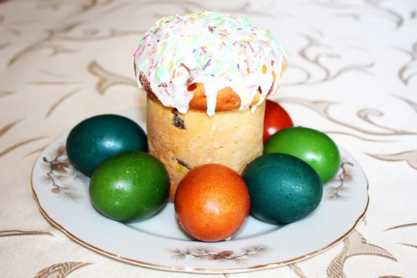 Pastel de Pascua y huevos — Foto de Stock