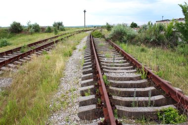 Eski paslı raylar ve uyuyanlar