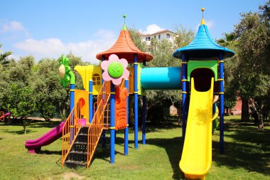 Çocuk arka bahçesinde slayt