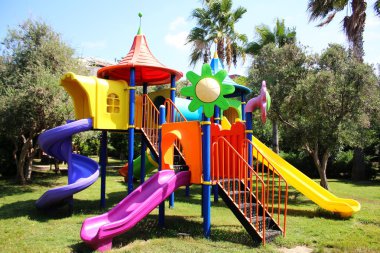 Çocuk arka bahçesinde slayt