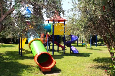 Çocuk arka bahçesinde slayt