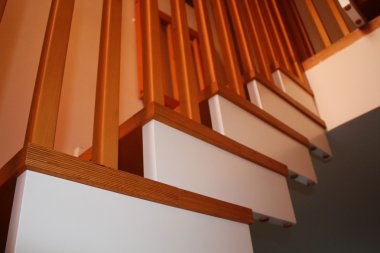 Uzun ahşap meşe merdiven