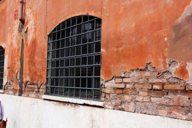 Hapishane duvarı pencere