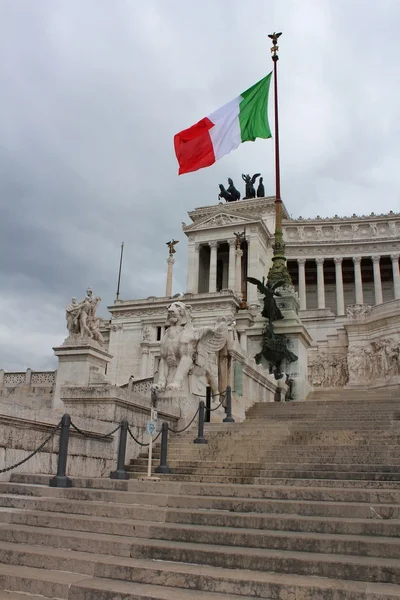 Acenando com bandeira italiana — Fotografia de Stock