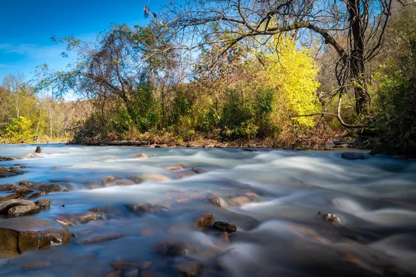 Agua Que Fluye Sobre Rocas Río Noroeste Arkansas Durante Otoño Fotos de stock libres de derechos