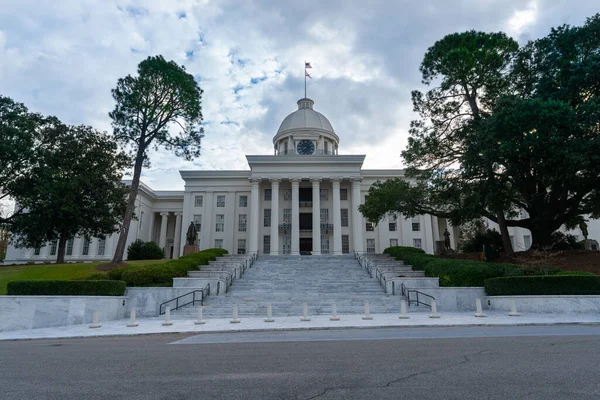 誰もいないアラバマ州議事堂の建物の広い角度の眺め ロイヤリティフリーのストック画像
