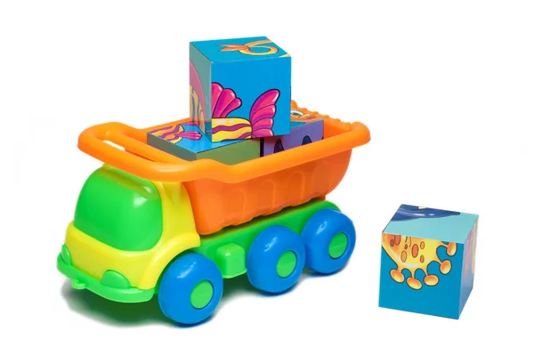Caminhão de brinquedo transportando tijolos — Fotografia de Stock