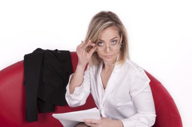 iş yerinde bir kız