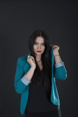 Güzel esmer bir ceket poz