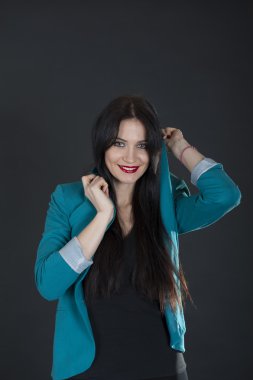 Bir ceket gülümseyen güzel esmer