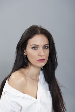 Omuzlar bared ile kız