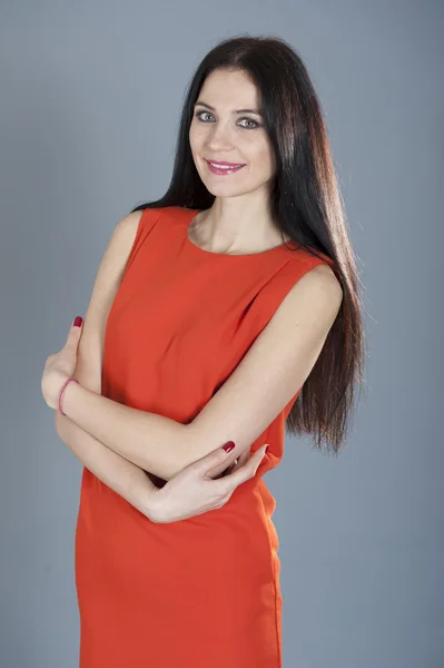 Sonriente morena en vestido naranja — Foto de Stock