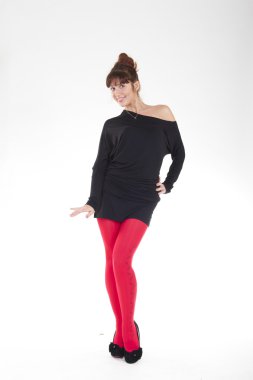 Kız elini bel koydu.