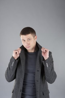 Ceket yaka tutan adam