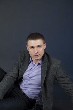 Bir ceket bir adam oturuyor