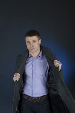 Bir adam bir kürkle dolaşıyor