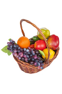 Beyaz arka planda meyve sepeti