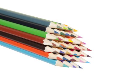 Beyaz arkaplanda renkli kalemler