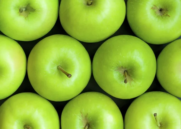 Gröna äpplen på svart bakgrund Royaltyfria Stockbilder