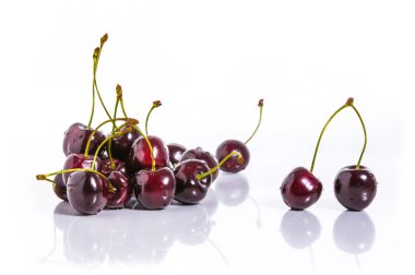 Beyaz bir arka plan üzerinde kiraz olduğunu