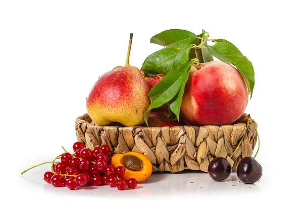 Uma cesta de frutas em um fundo branco — Fotografia de Stock