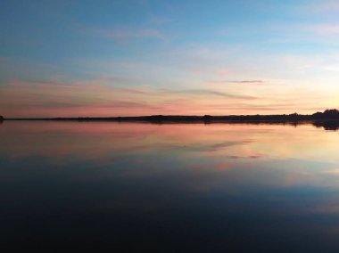 Renkli gün batımı ve göl