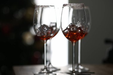 Restoranda yakın planda duran buzlu ve viskili bir sürü bardak.