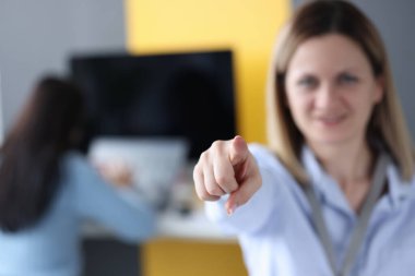 İşaret parmağıyla işaret eden kadın yönetici, ofiste yakın plan.