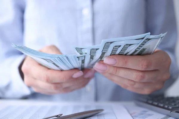 İş yerinde para sayan kadın Amerikan doları yakın plan.