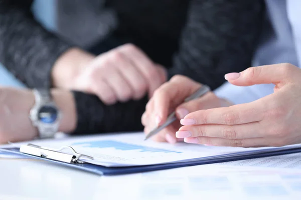 Geschäftsleute diskutieren Horoskope in Nahaufnahme — Stockfoto