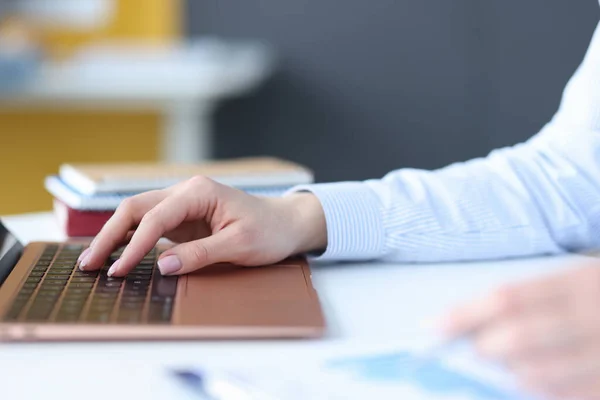 Vrouwelijke handen typen op laptop toetsenbord op de werkplek — Stockfoto