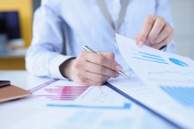 Tükenmez kalemle yakın plan ile belgeyi imzalayan kadın