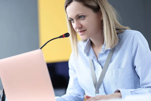 Mujer de negocios sentado en el ordenador portátil y micrófono de habla — Foto de Stock