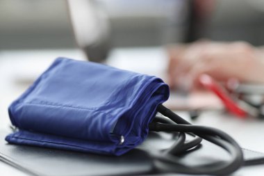 Doktor masasında kan basıncı monitörü var.