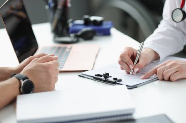 Doktorlar hastalara tıbbi geçmişlerinde şikâyetler yazıp kapatıyor.