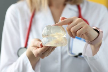 Doktor ellerinde silikon implantlar tutuyor.