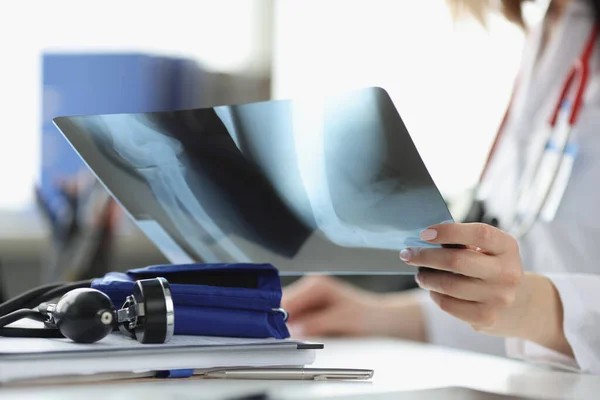 Les mains des médecins tiennent une radio dans le gros plan du bureau — Photo