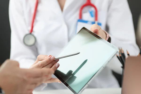 Arzt zeigt Patientendaten auf digitalem Tablet — Stockfoto