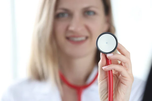 Terapeuta doctora sosteniendo estetoscopio en sus manos de cerca — Foto de Stock