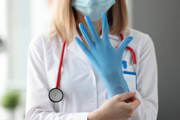 Femme médecin en masque médical de protection portant un gant en caoutchouc — Photo