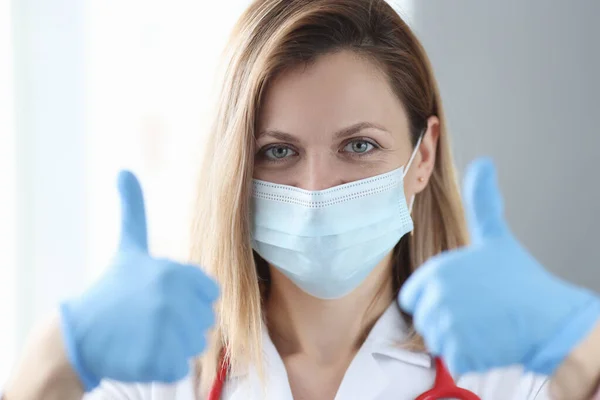 Femme médecin dans un masque médical de protection montrant pouce vers le haut — Photo