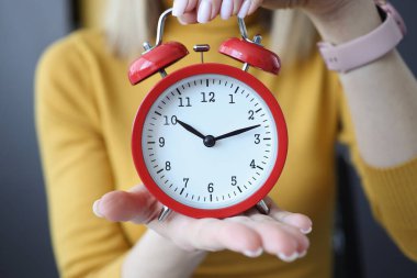 Kadının elinde kırmızı alarmlı saatin kapanışı