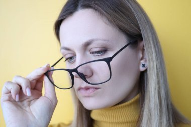 Gözlük takan genç bir kadın.