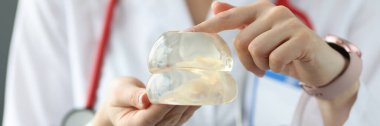 Doktor ellerinde silikon implantlar tutuyor.