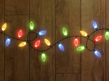 Şeffaf bir arkaplanda Noel ışıkları. Noel ışıklarıyla parlayan çelenkler. Şenlik dekorasyonu elementi. Parlak Noel ışıkları. Bu çelenk çok renkli. İzole edilmiş. Vektör illüstrasyonu.