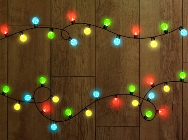 Şeffaf bir arkaplanda Noel ışıkları. Noel ışıklarıyla parlayan çelenkler. Şenlik dekorasyonu elementi. Parlak Noel ışıkları. Bu çelenk çok renkli. İzole edilmiş. Vektör illüstrasyonu.