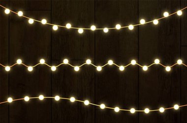 Şeffaf bir arkaplanda Noel ışıkları. Noel ışıklarıyla parlayan çelenkler. Şenlik dekorasyonu elementi. Parlak Noel ışıkları. Bu çelenk çok renkli. İzole edilmiş. Vektör illüstrasyonu.