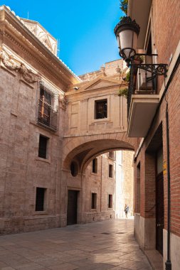 Valencia, İspanya - 07-21-2019: Güneşli bir yaz gününde yakalanan güzel İspanyol mimarisi.